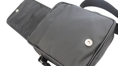 Skórzana Torba Na Ramię Pionowa GRETOS (PL) CZARNA Z PRZESZYCIAMI Listonoszka Z Klapką 25 x 18 x 8 [cm]